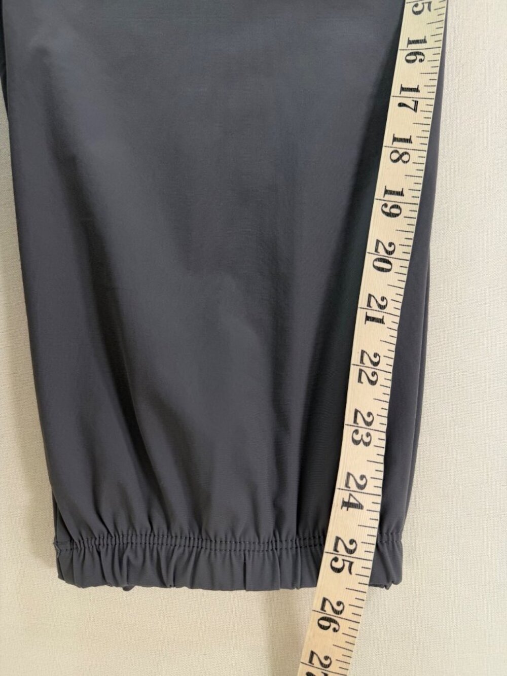Vuori Miles Jogger in Gray Size Large - Picture 8 of 10